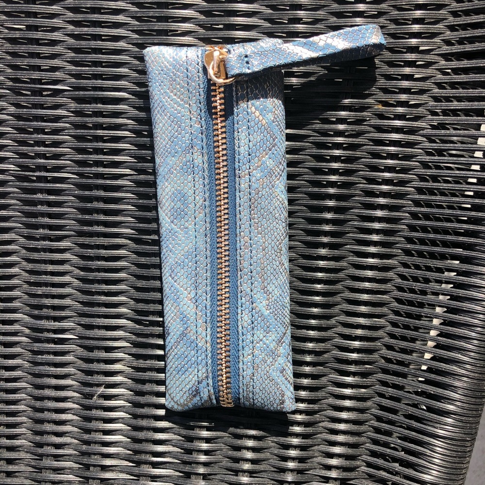 Kelly Wynne Privacy Pouch in All The Teals Turq